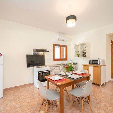 Afroditi Holiday Home - Yellow Apartment สโวโรนาตา ภายนอก รูปภาพ