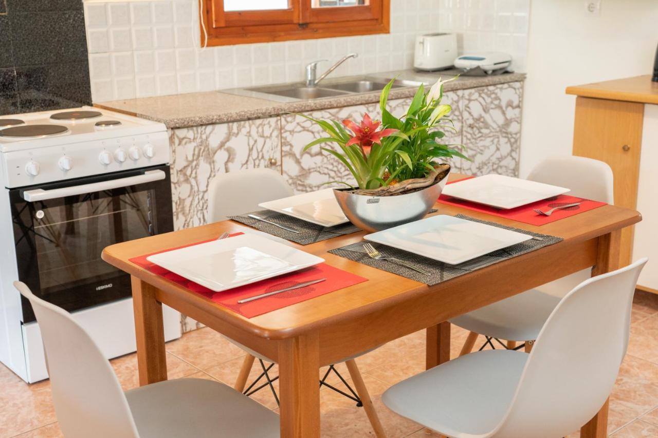 Afroditi Holiday Home - Yellow Apartment สโวโรนาตา ภายนอก รูปภาพ