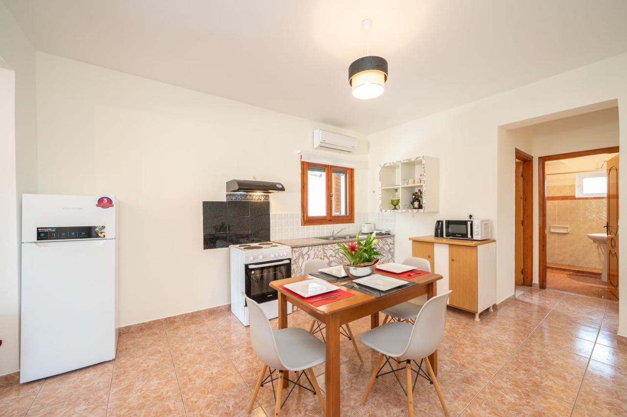 Afroditi Holiday Home - Yellow Apartment สโวโรนาตา ภายนอก รูปภาพ