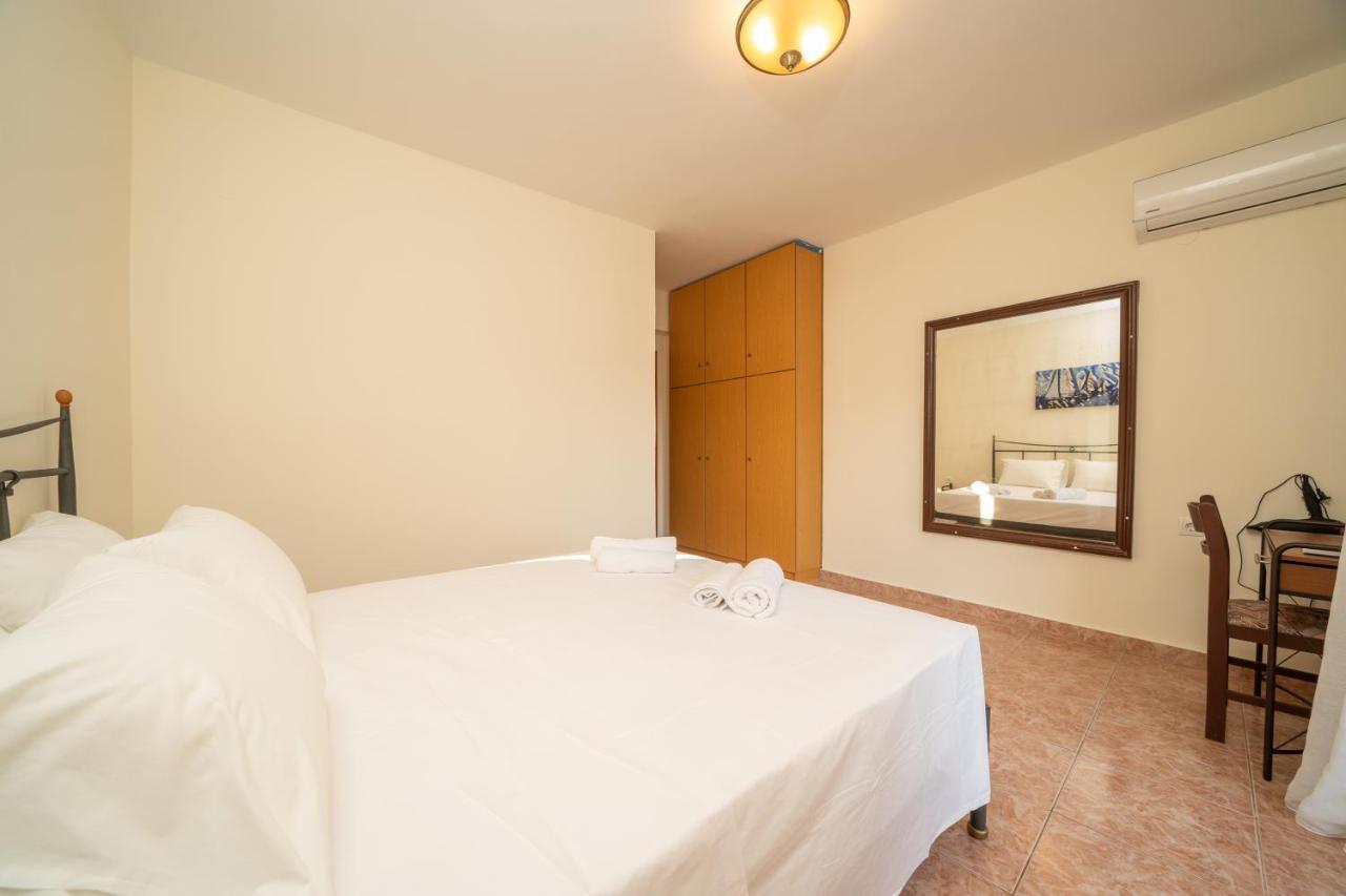 Afroditi Holiday Home - Yellow Apartment สโวโรนาตา ภายนอก รูปภาพ