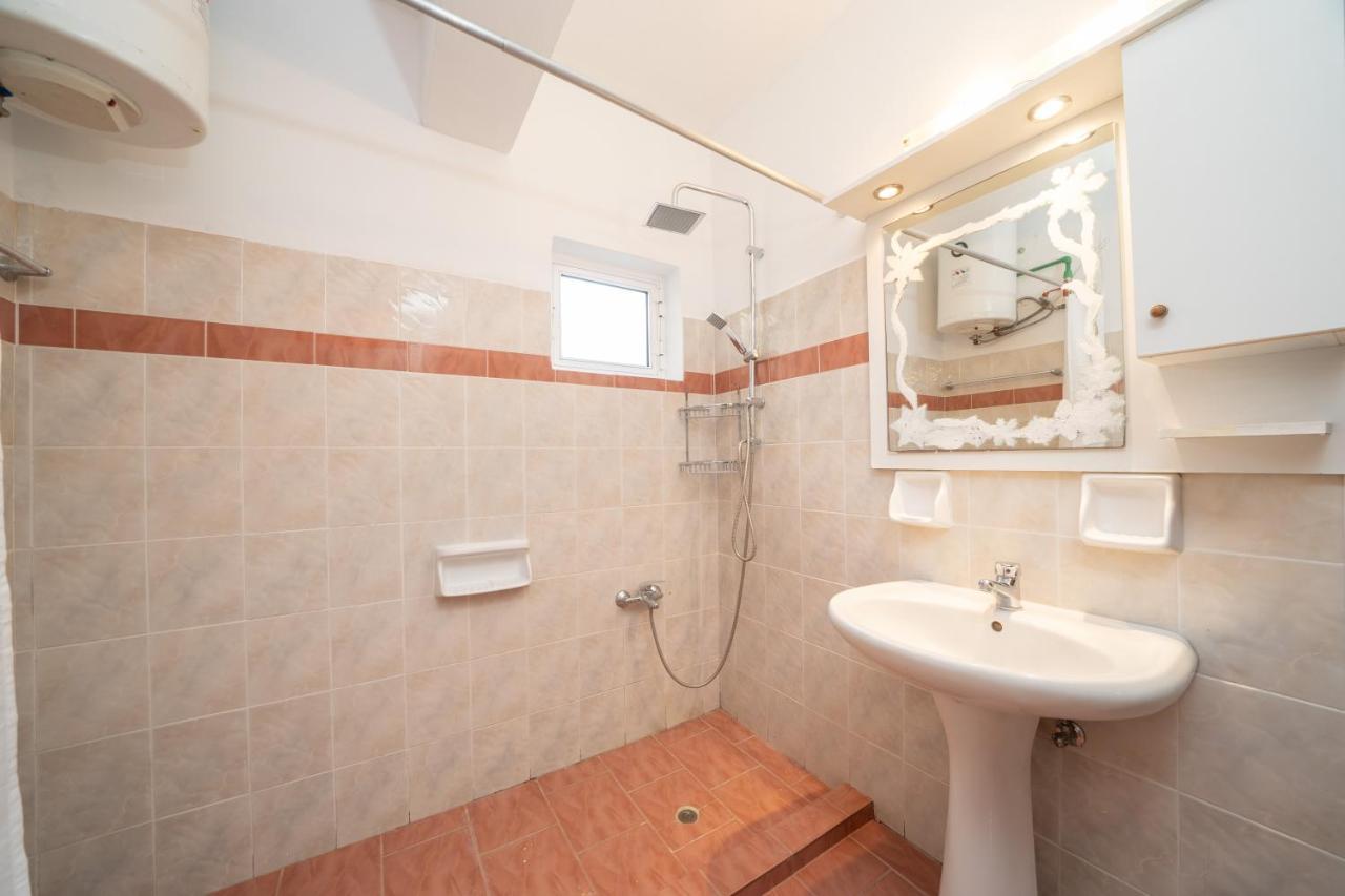Afroditi Holiday Home - Yellow Apartment สโวโรนาตา ภายนอก รูปภาพ