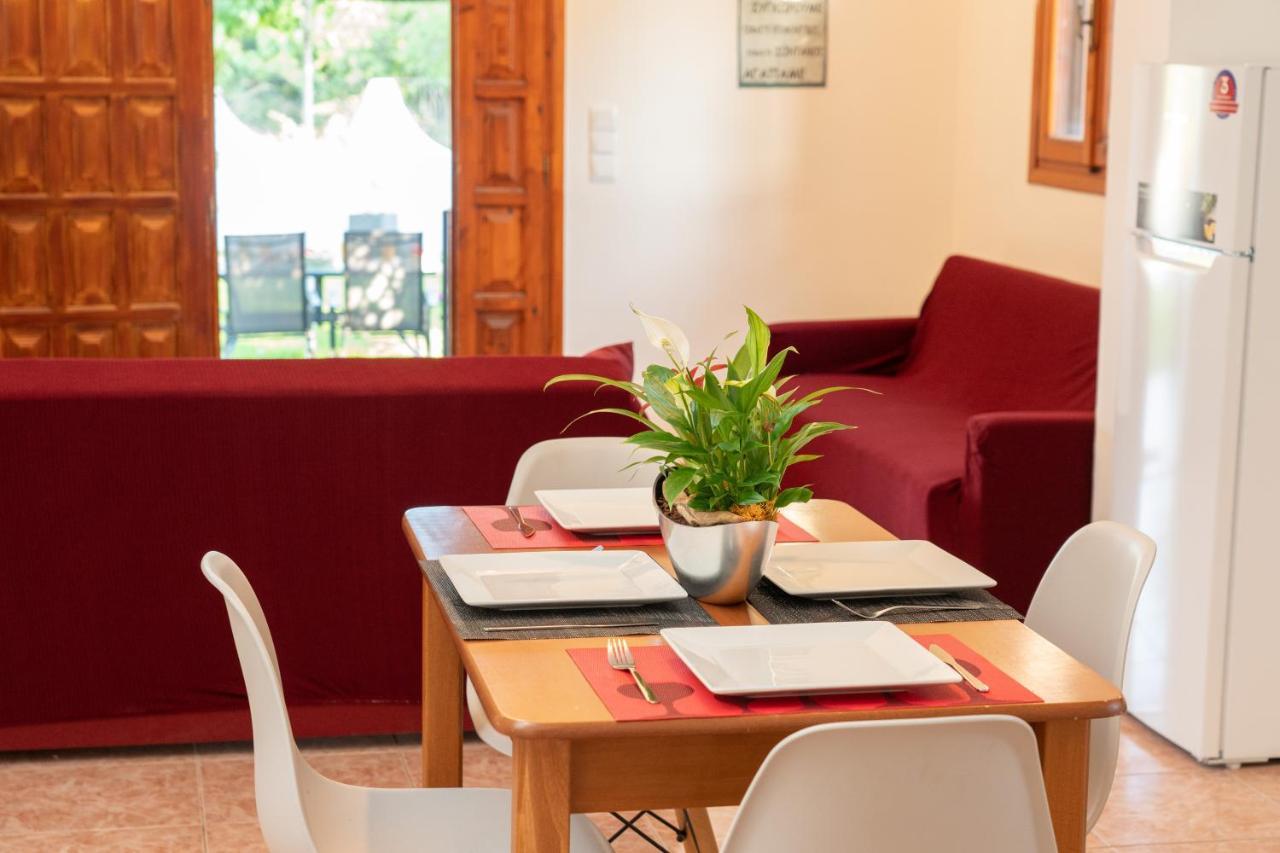 Afroditi Holiday Home - Yellow Apartment สโวโรนาตา ภายนอก รูปภาพ